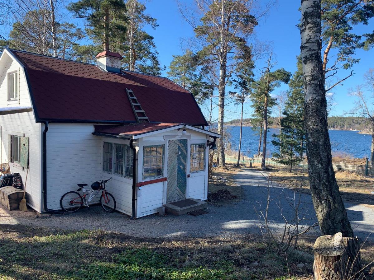 Вилла Charmig Stuga Av Rustik Stil I Stockholms Omrade Экстерьер фото